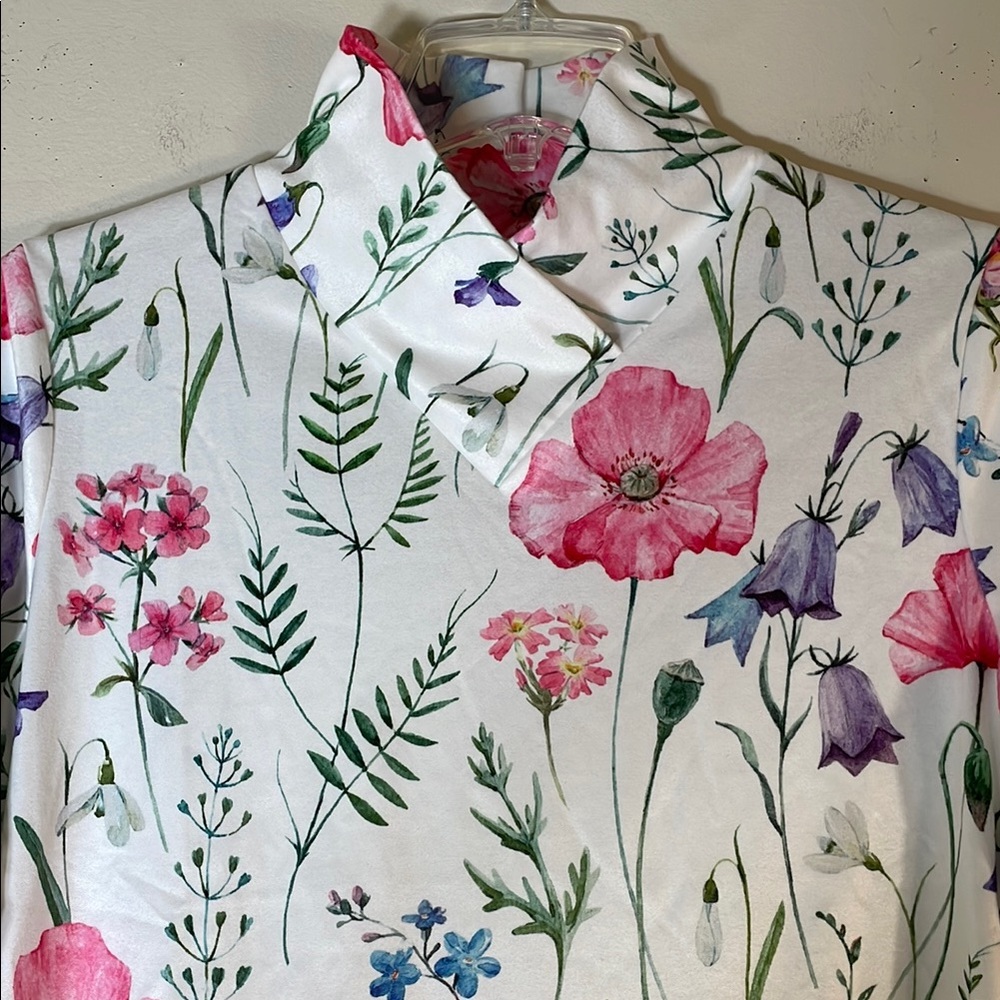 Exclusive Love High Neck Floral Long Sleeve Top. Small. NWT. - Picture 4 of 7